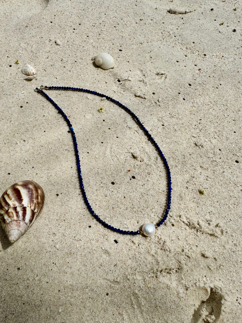 Naszyjnik z lapis lazuli i perłą