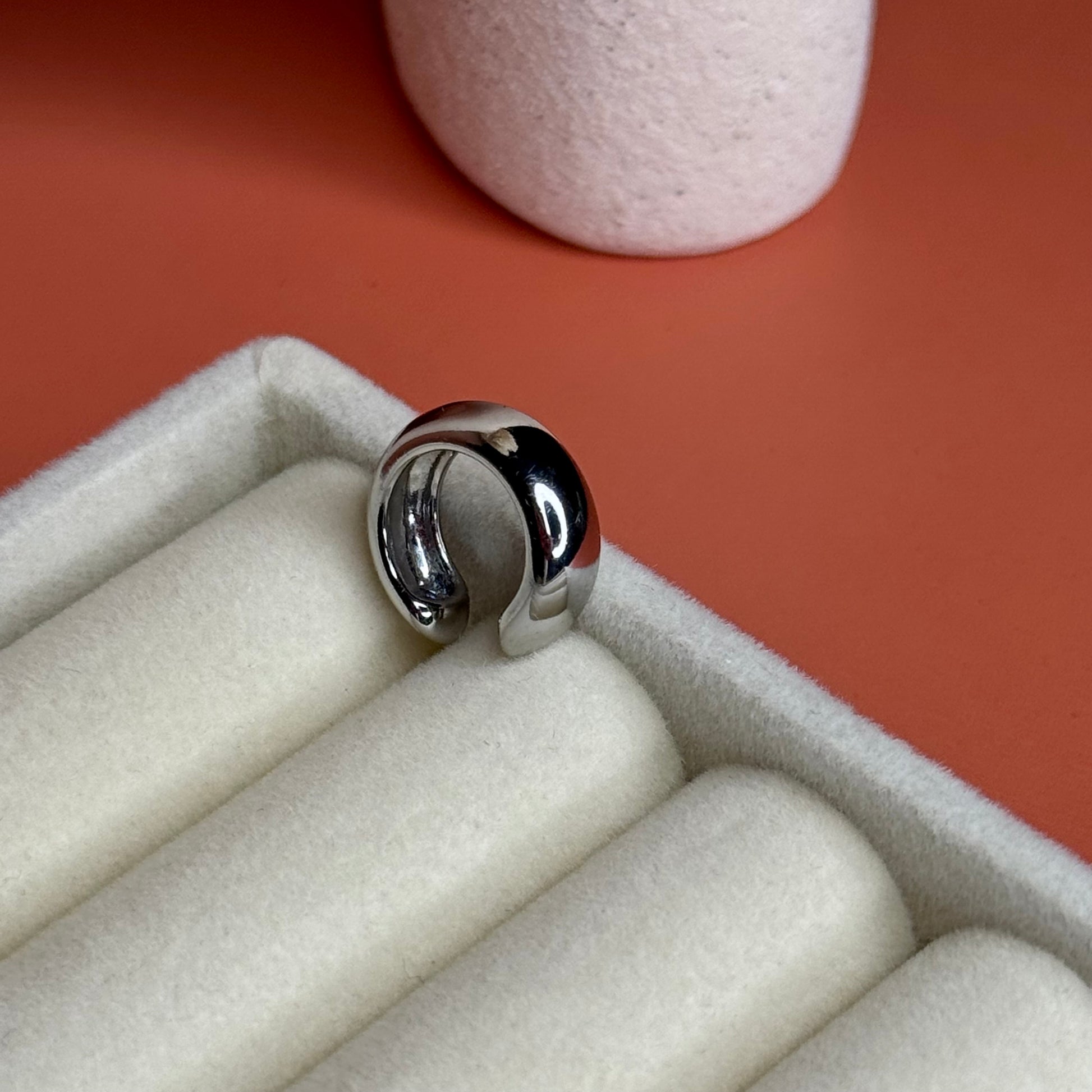 Srebrna nausznica ze stali szlachetnej – minimalistyczna i elegancka