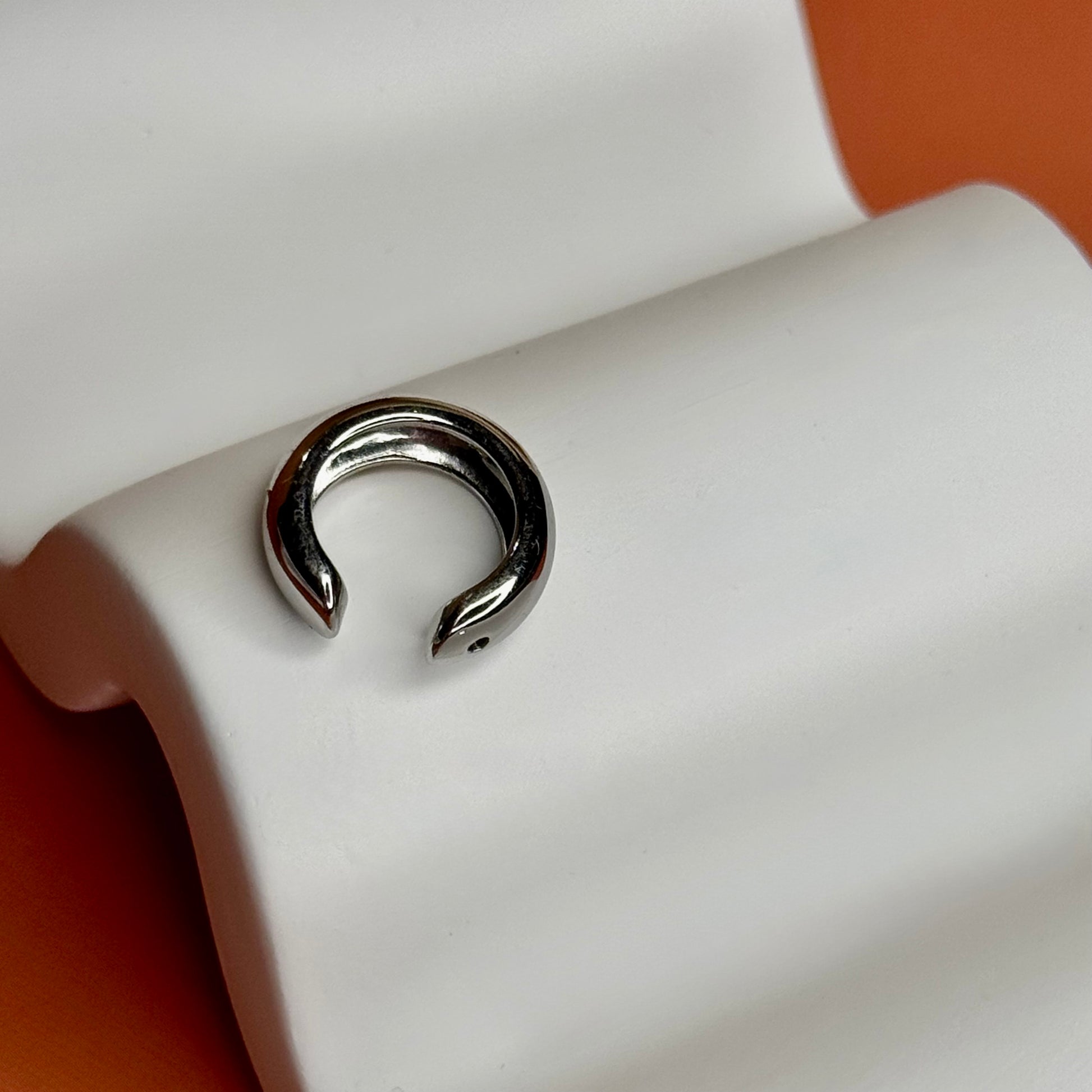 Srebrna nausznica ze stali szlachetnej – minimalistyczna i elegancka