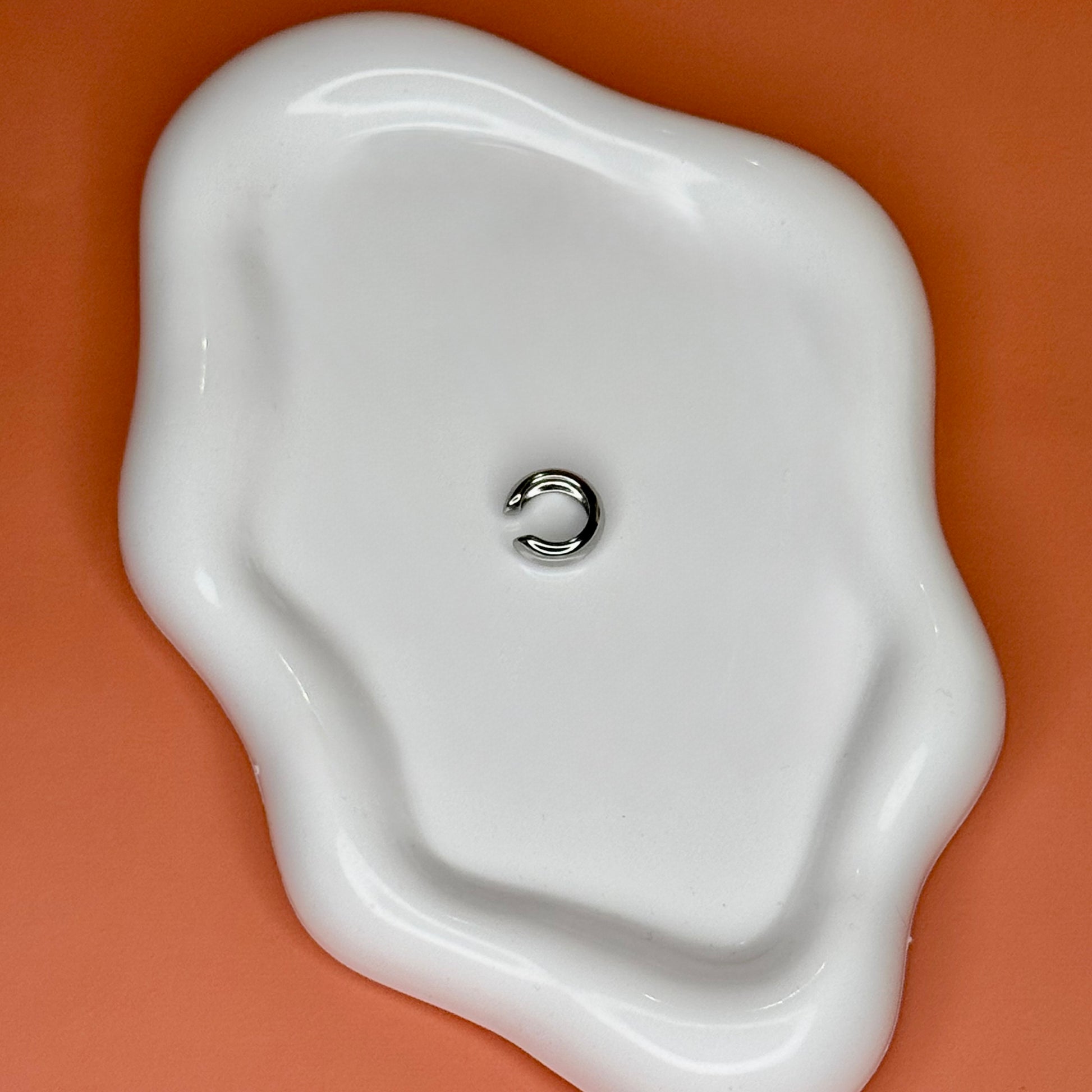 Srebrna nausznica ze stali szlachetnej – minimalistyczna i elegancka